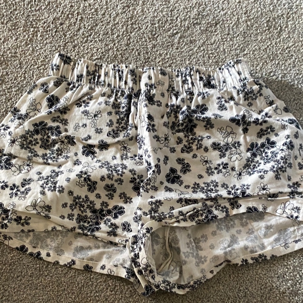 Colsie Black and Cream Floral Shorts